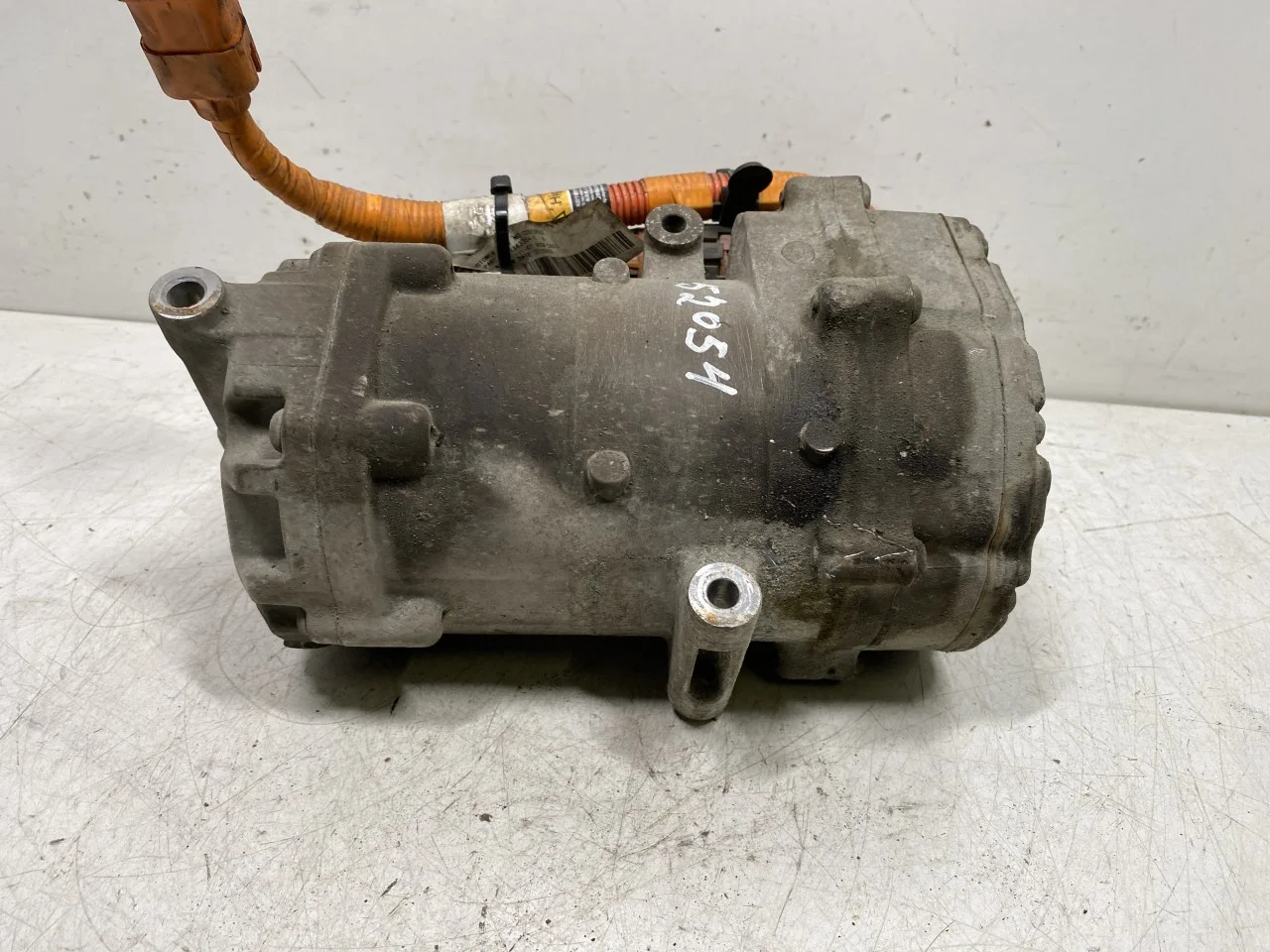 Maxus E-DELIVER3 EV30 2020- A/C compressor view 4