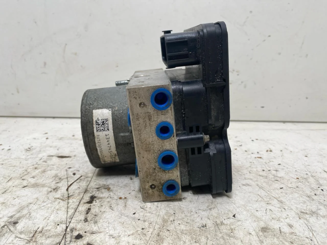 Tesla MODEL 3 2024- ABS hydraulic unit view 2