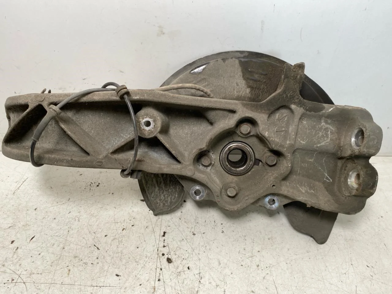 Tesla MODEL S 2013- Stub axle carrier, left front view 2