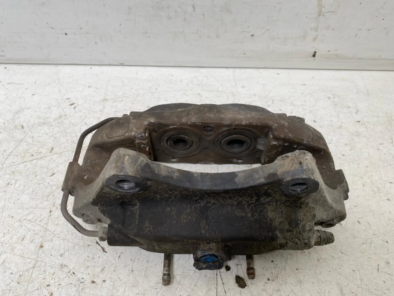 Tesla MODEL S 2013- Rear right brake caliper view 2