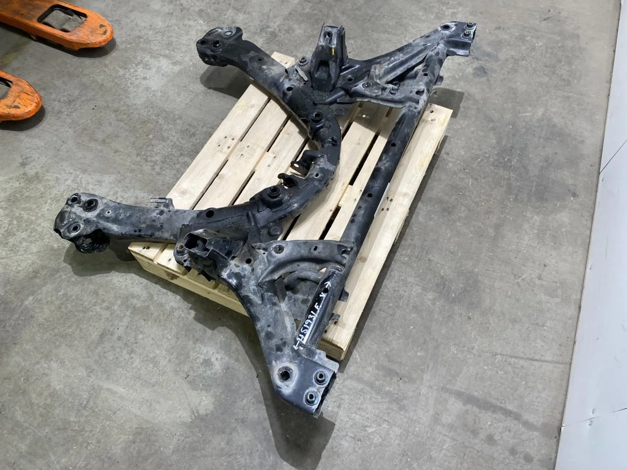 Tesla MODEL 3 2017--> Első futómű merevítő (gerenda) nézet 2