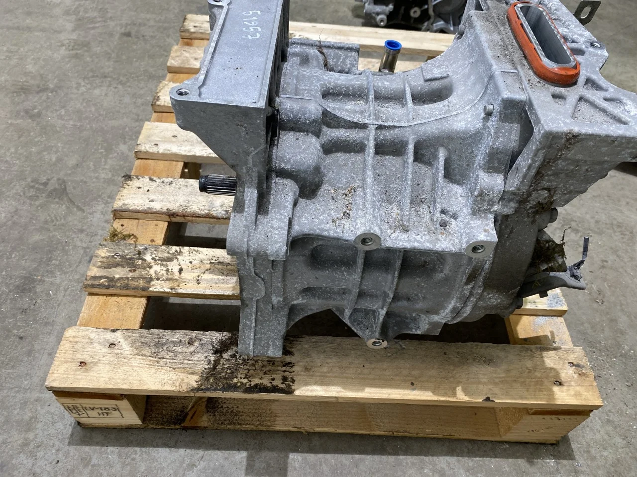 Nissan LEAF 2017-24 Front electric motor view 2