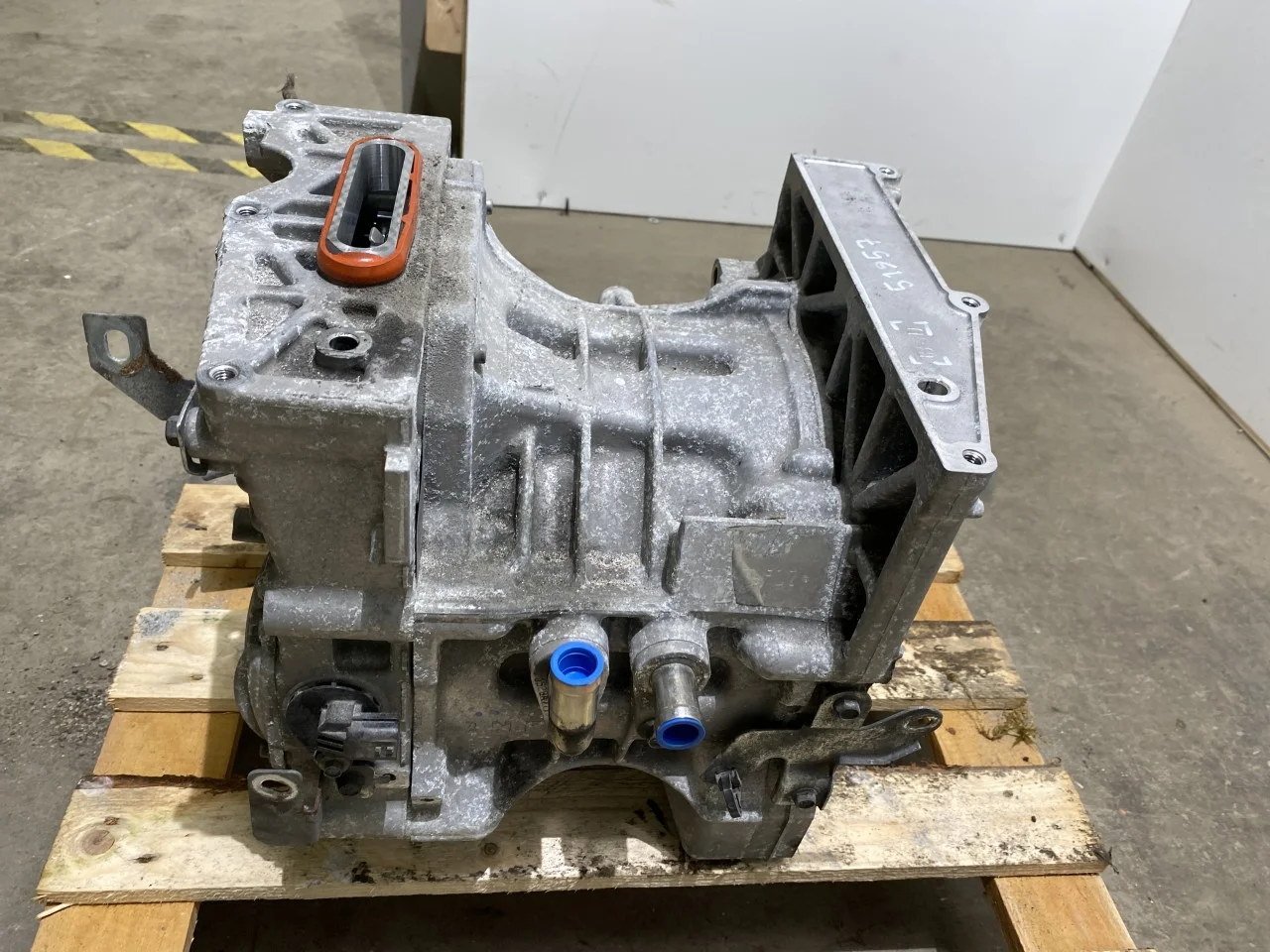 Nissan LEAF 2017-24 Front electric motor view 4