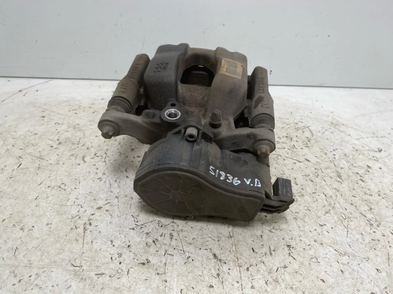 Citroen SPACETOURER/E-SPACETOURER 2016- Rear left brake caliper view 2
