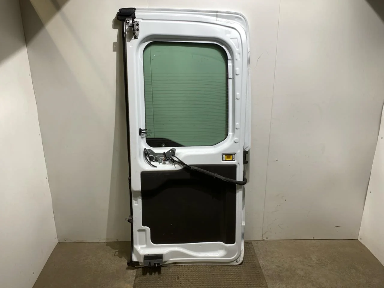 Ford E-TRANSIT 2022- Van rear door, left view 2