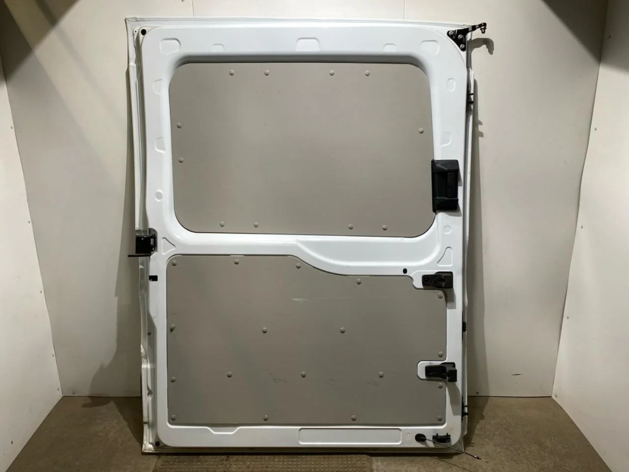 Ford E-TRANSIT 2022- Left sliding door view 3