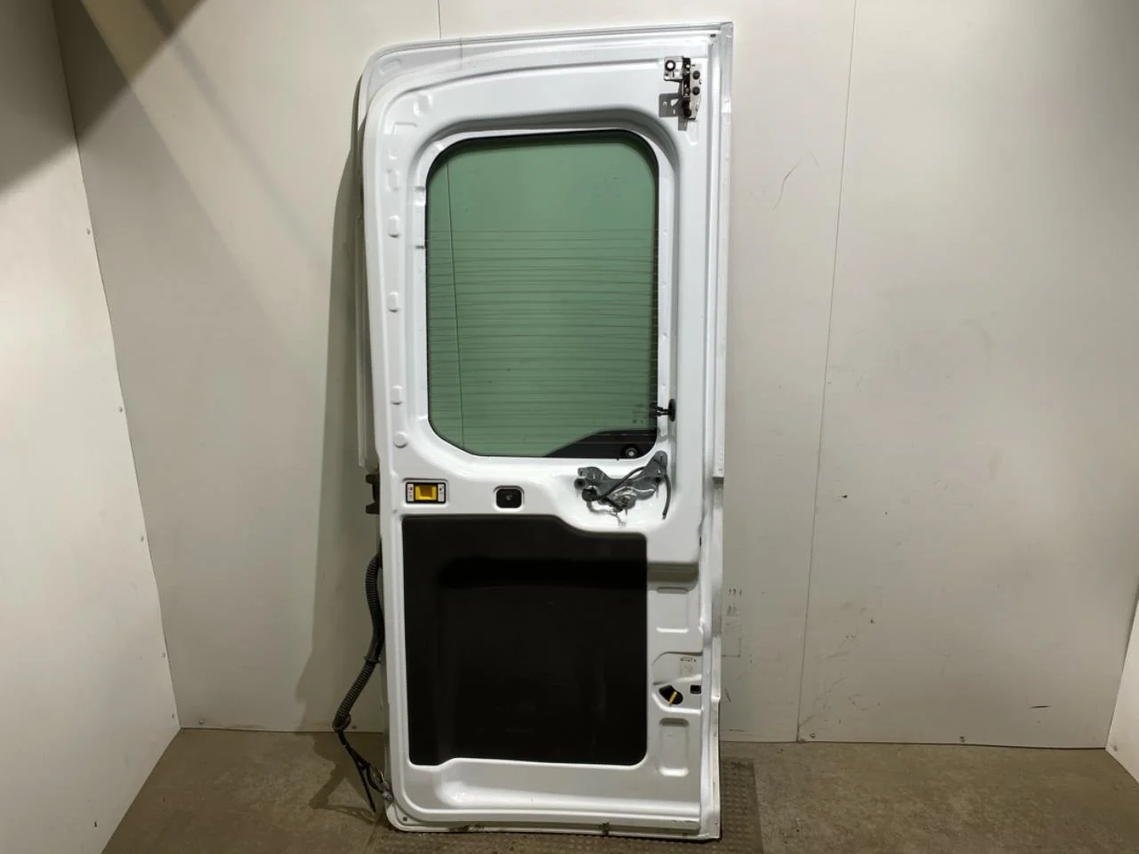 Ford E-TRANSIT 2022- Van rear door, right view 3