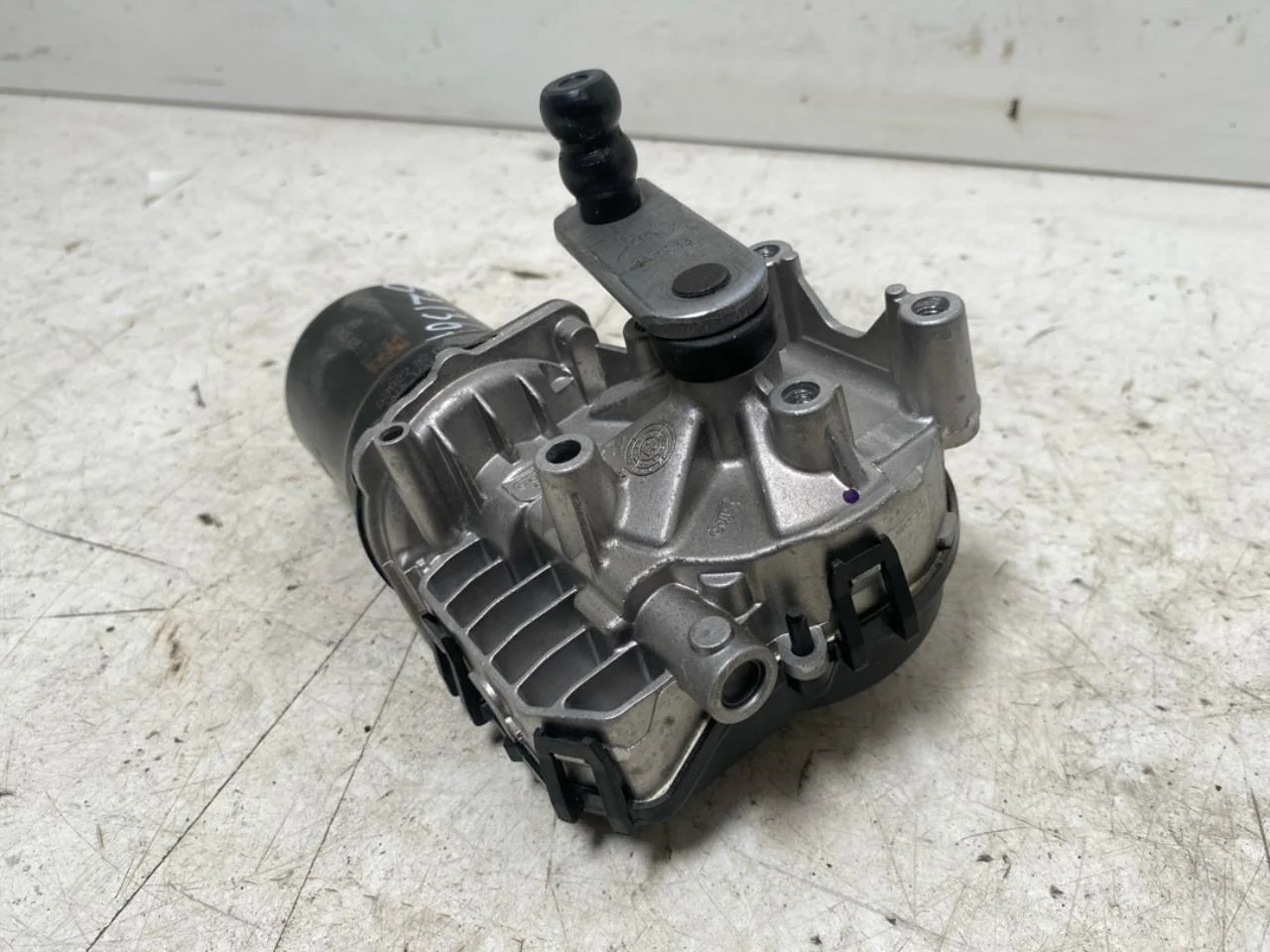 BMW IX 2022- Windshield wiper motor view 2