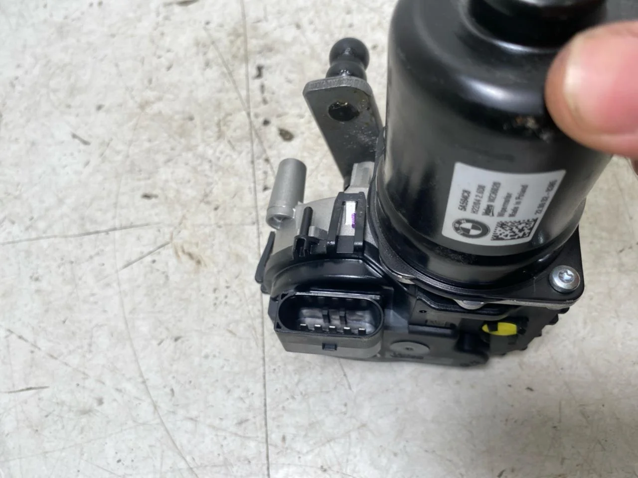 BMW IX 2022- Windshield wiper motor view 4