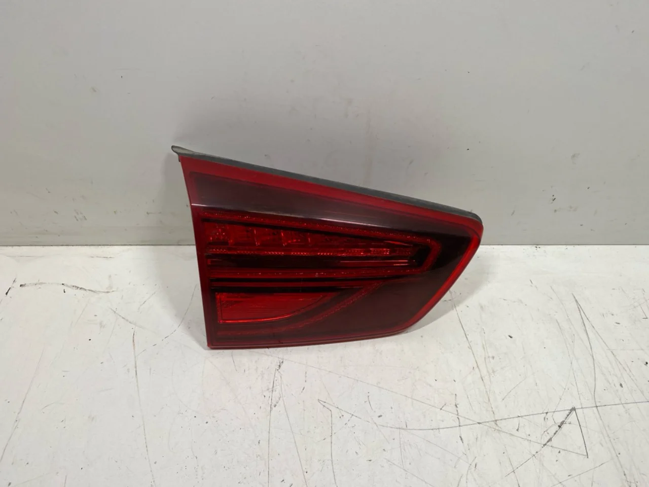 Kia NIRO SG2 2023- Lampă spate, stânga, pe hayon (interioară)