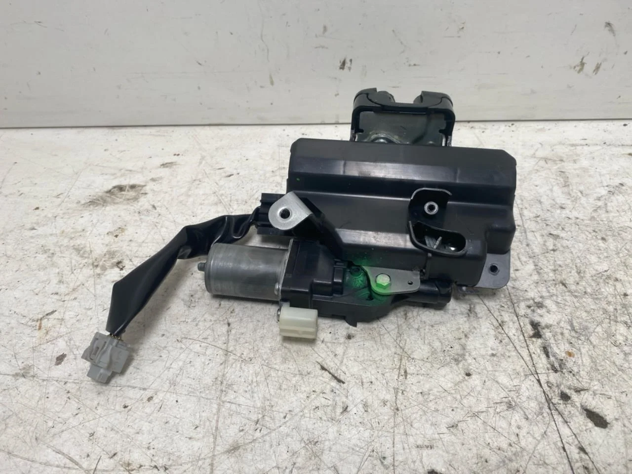Subaru SOLTERRA 2022- Tailgate lock