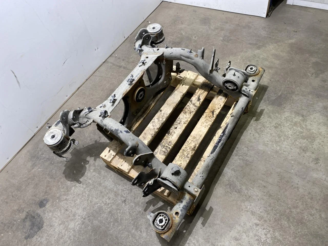Volkswagen ID.4 2021- Rear axle crossmember / subframe view 2