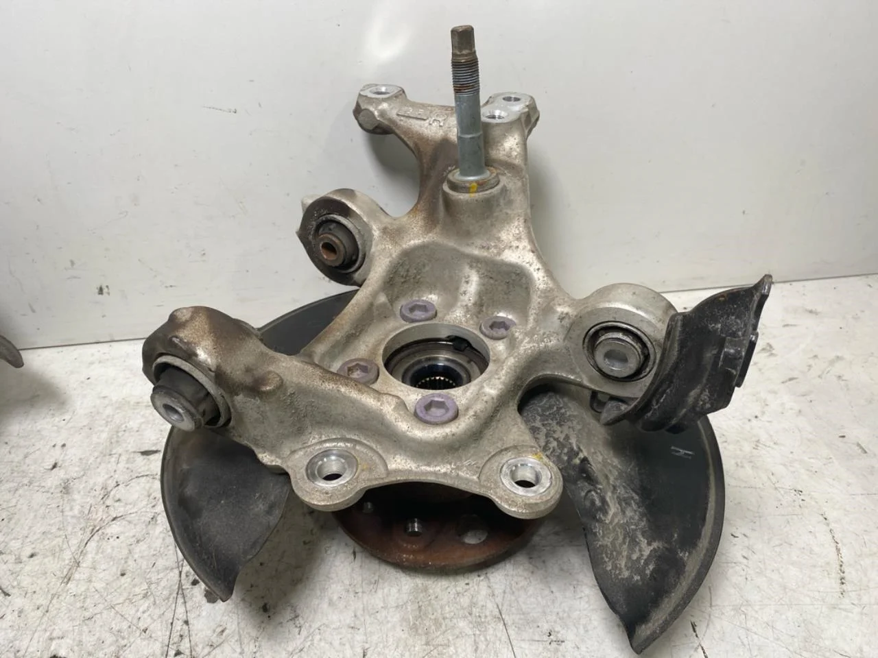 Subaru SOLTERRA 2022- Stub axle carrier, right rear view 2