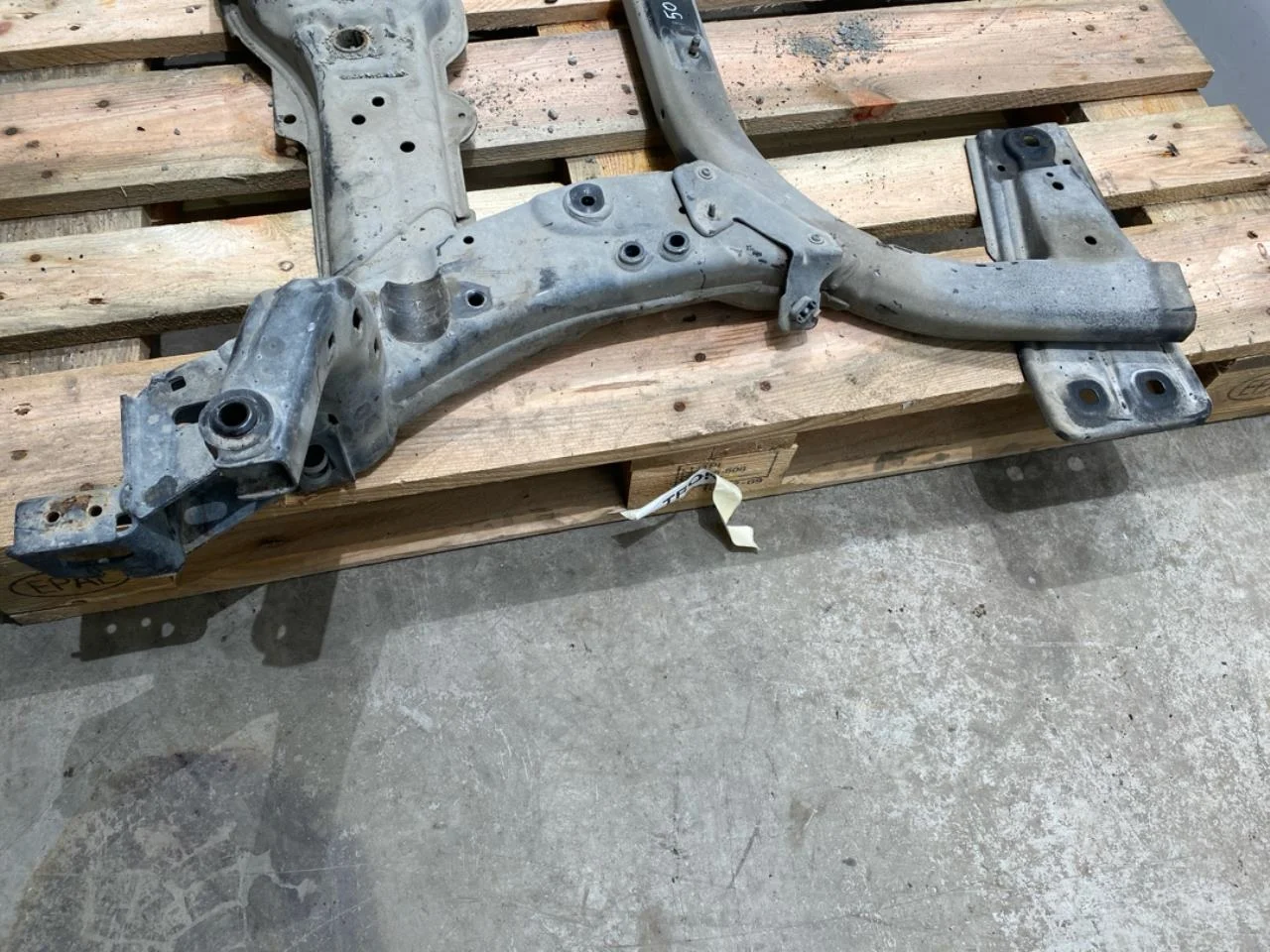 Mercedes B 180-200 W246/W242 2012-19 Első futómű merevítő (gerenda) nézet 3