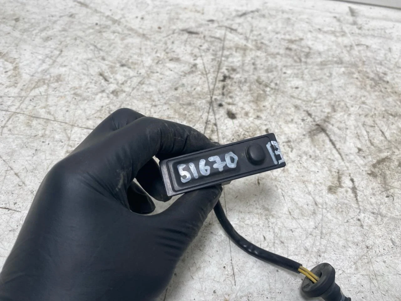 Nissan LEAF 2017-24 Tailgate switch view 3