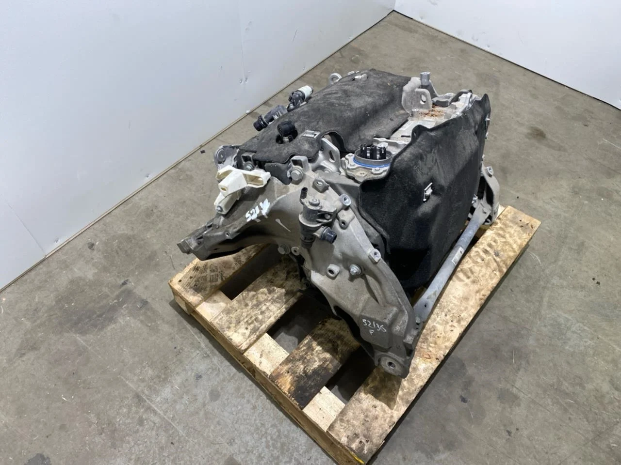 BMW IX 2022- Front electric motor view 3