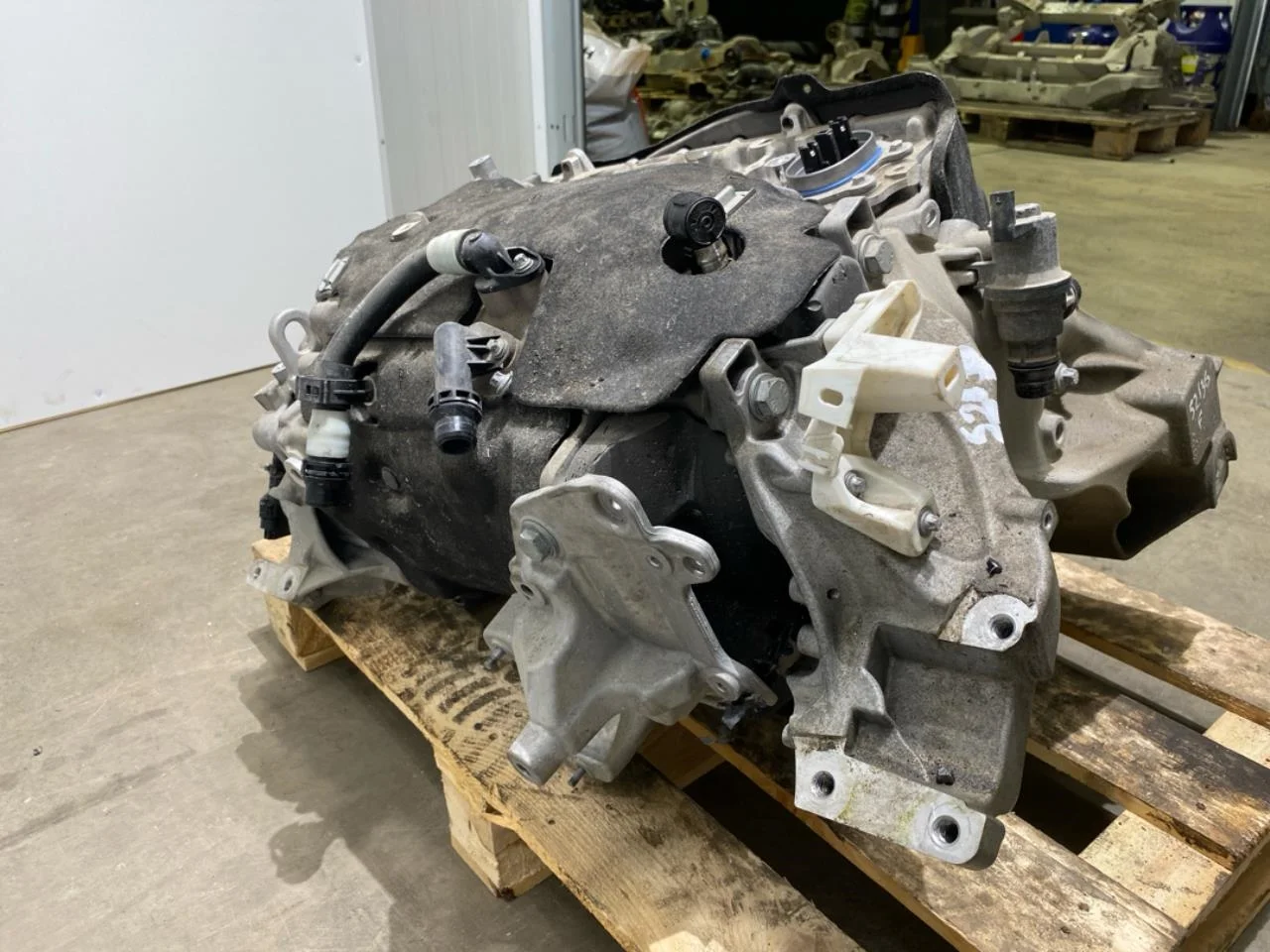BMW IX 2022- Front electric motor view 4