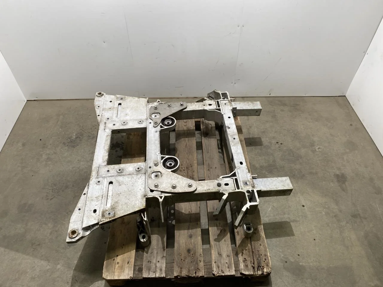 Jaguar I-PACE 2018- Front subframe view 2