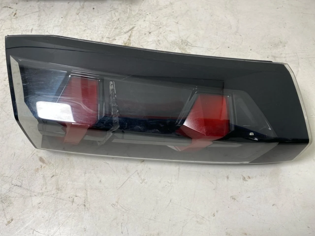 Peugeot 2008/E-2008 2020-> Lampă spate, stânga, pe hayon (interioară)