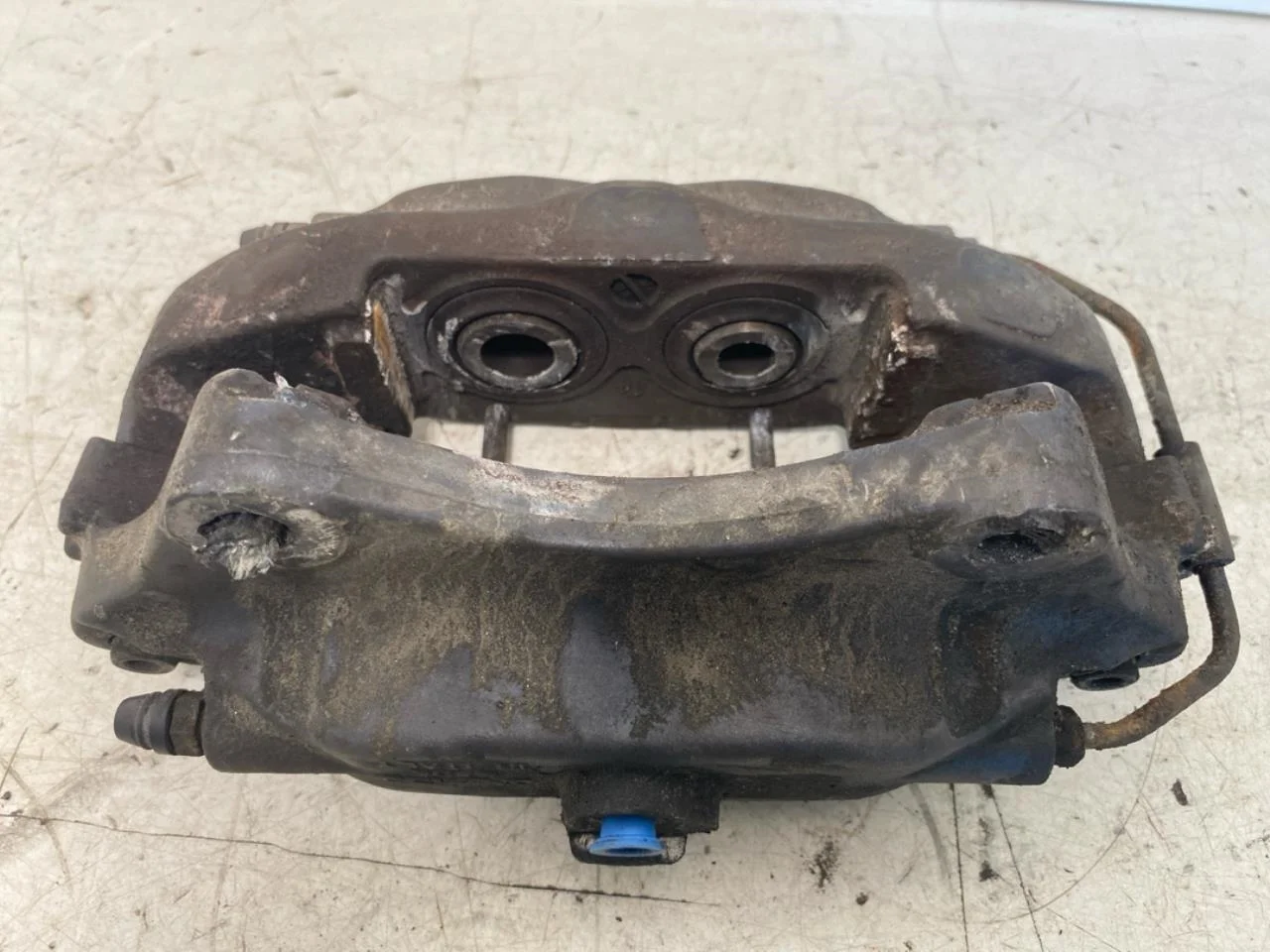 Tesla MODEL S 2013- Rear left brake caliper view 4