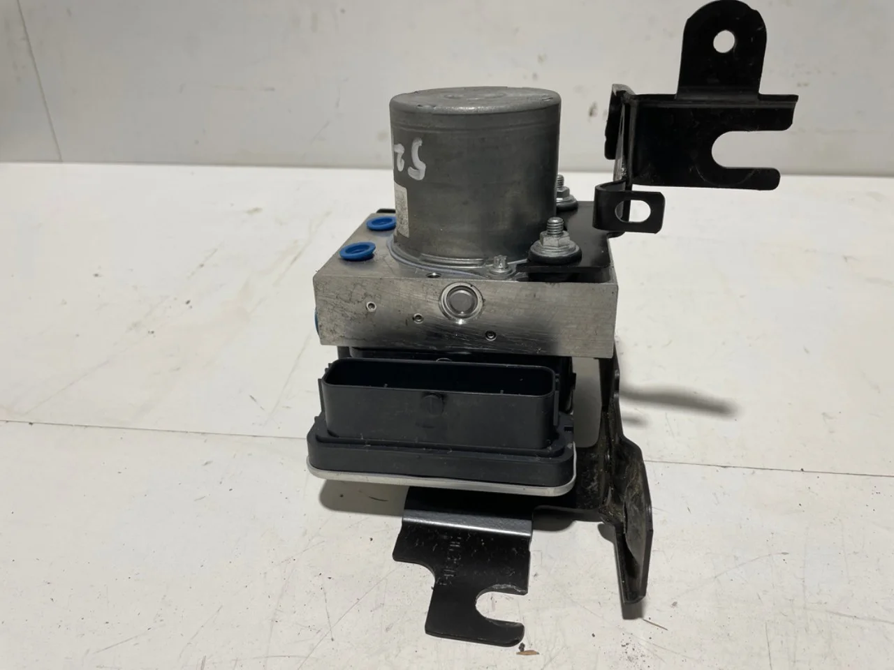 Peugeot 3008/E-3008 2024- ABS hydraulic unit view 2