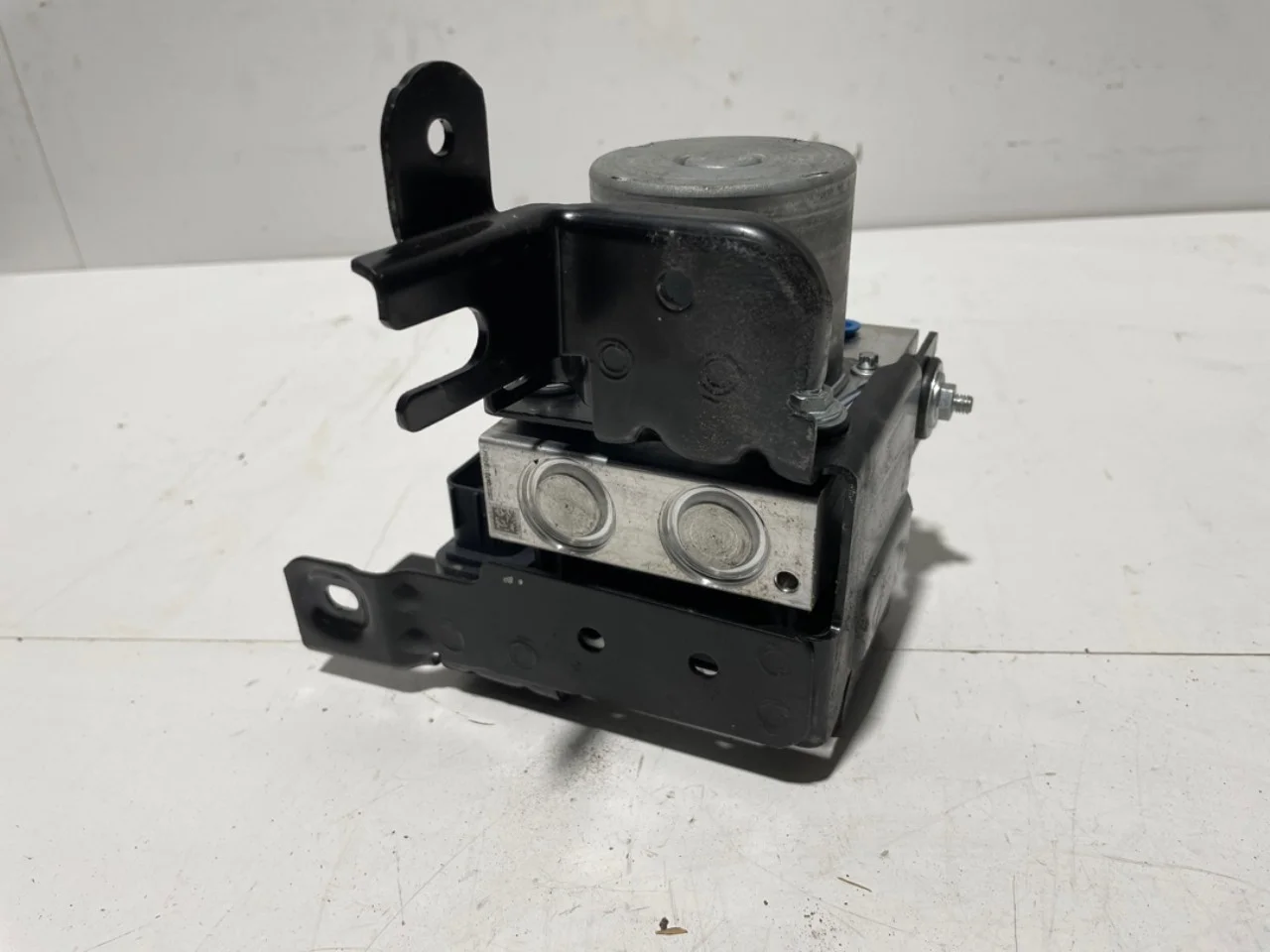 Peugeot 3008/E-3008 2024- ABS hydraulic unit view 3