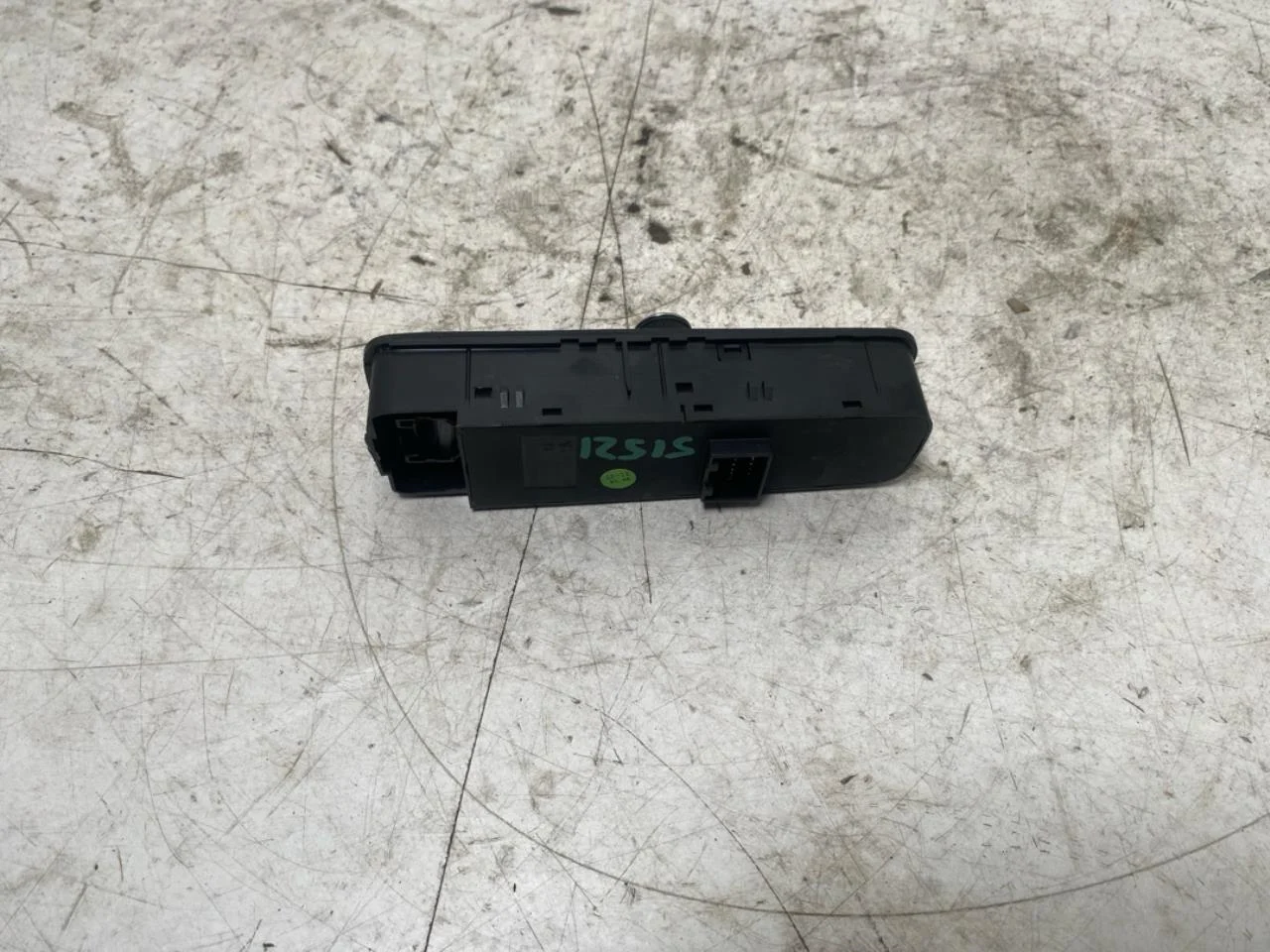 Maxus E-DELIVER9 2022- Mirror adjustment switch view 3