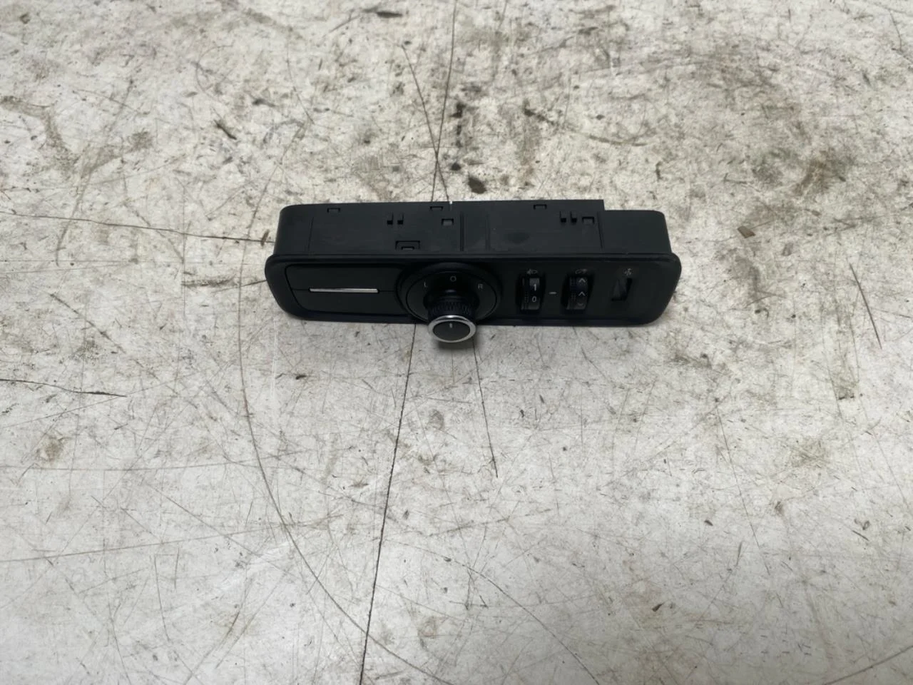 Maxus E-DELIVER9 2022- Mirror adjustment switch view 4