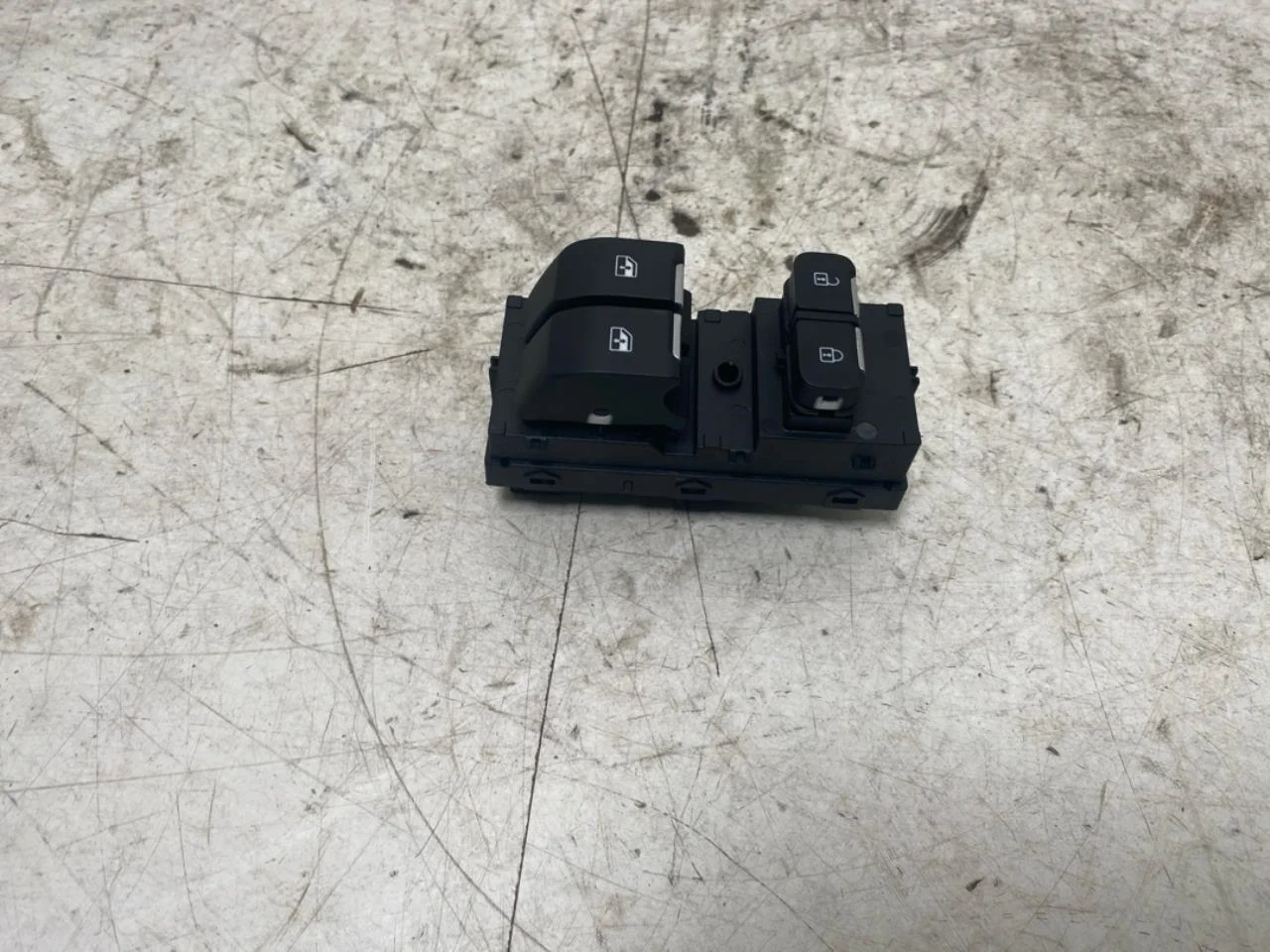 Maxus E-DELIVER9 2022- Window regulator switch view 2