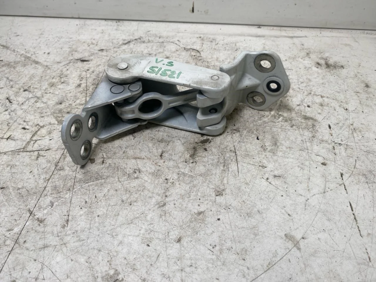 Maxus E-DELIVER9 2022- Door hinge