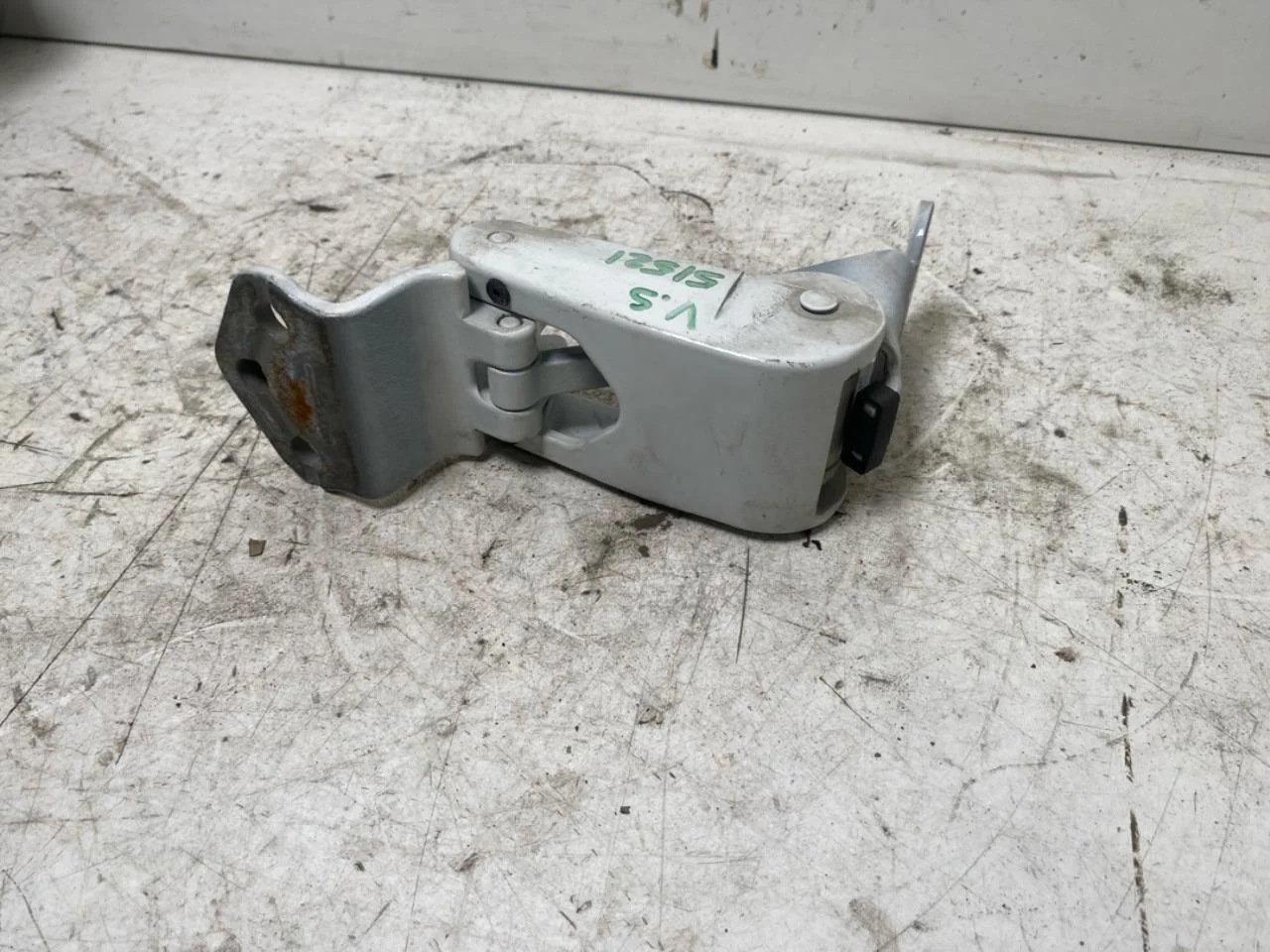 Maxus E-DELIVER9 2022- Door hinge view 2