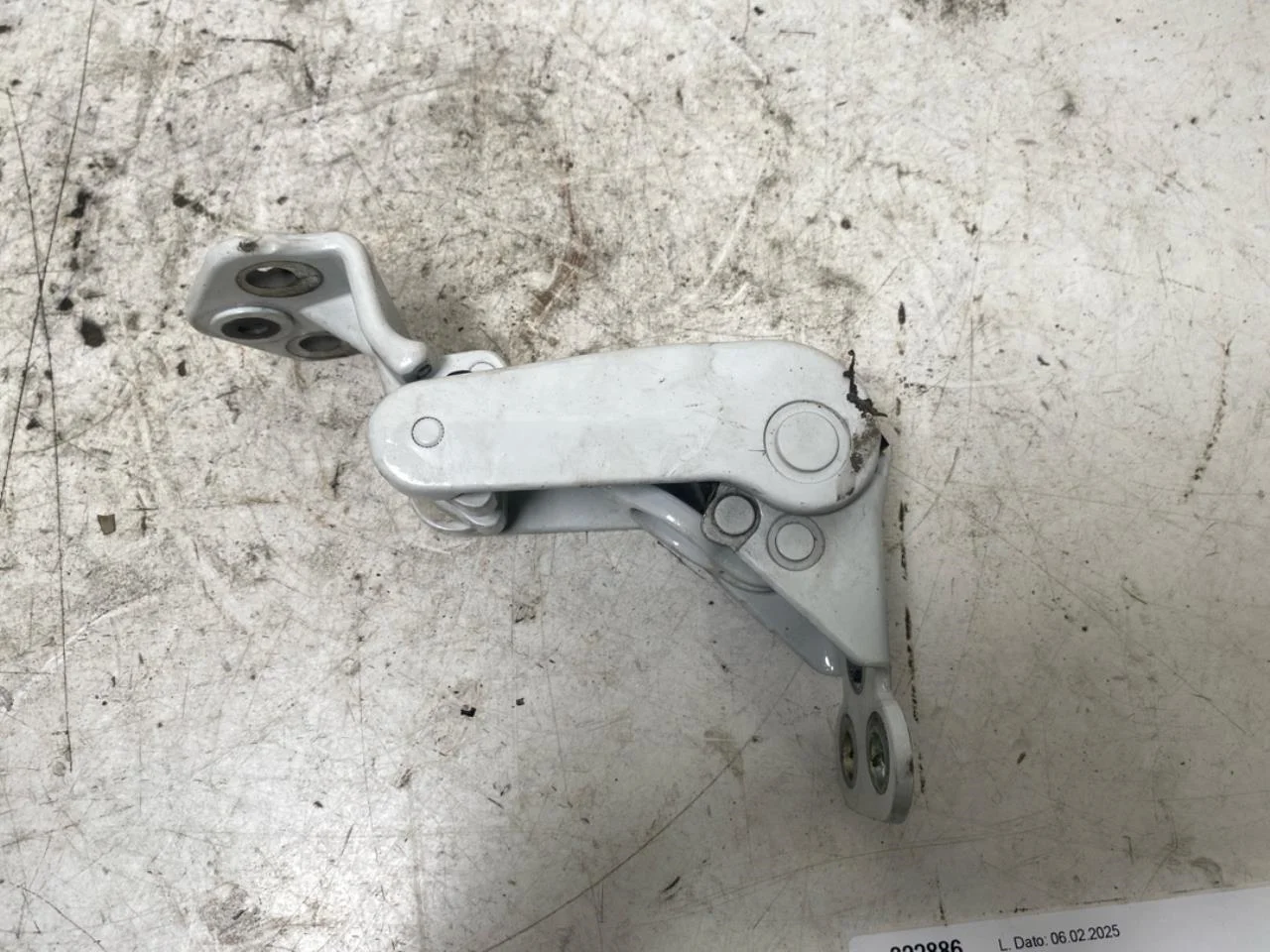 Maxus E-DELIVER9 2022- Door hinge view 4