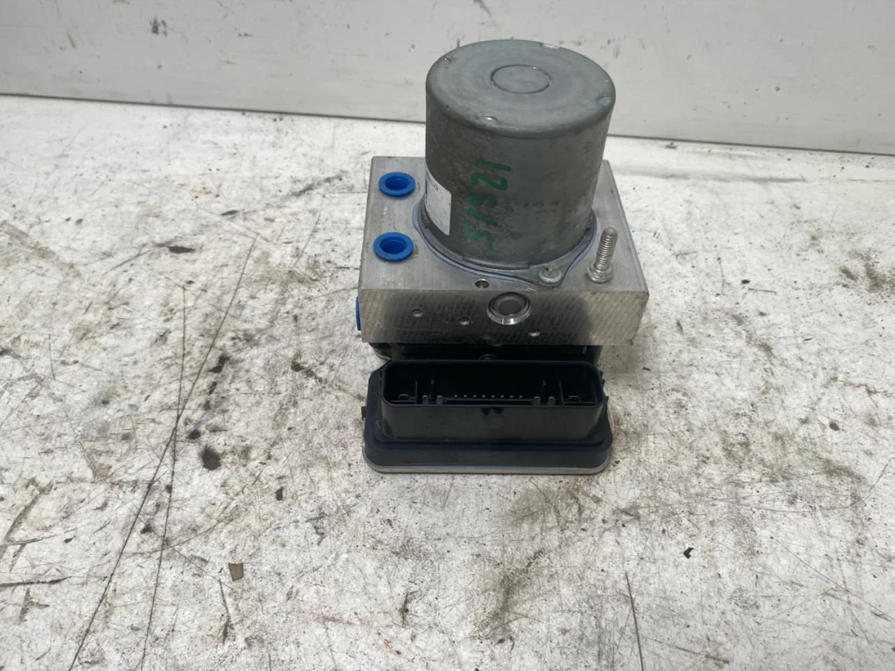 Maxus E-DELIVER9 2022- ABS hydraulic unit view 2