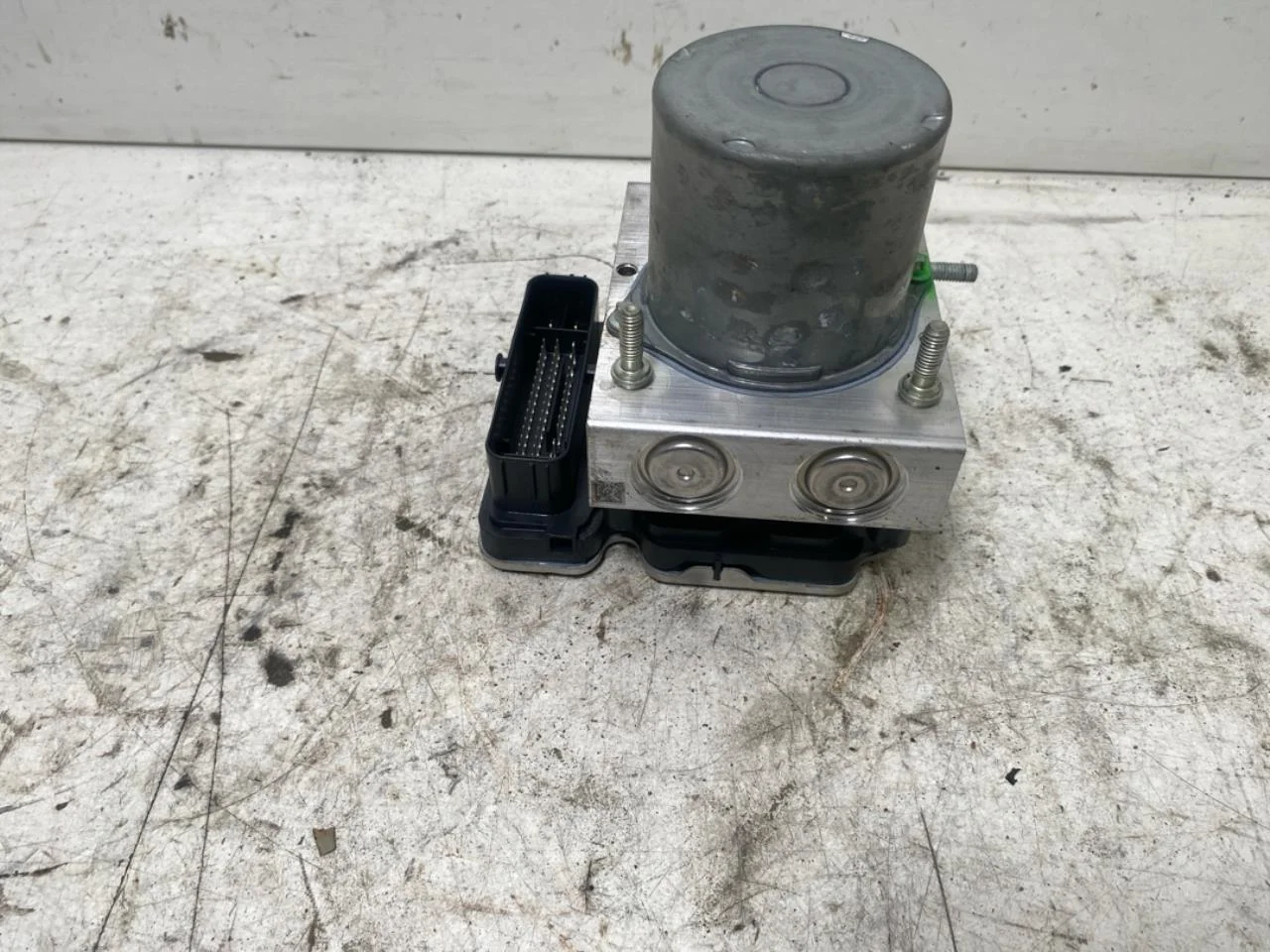 Maxus E-DELIVER9 2022- ABS hydraulic unit view 3