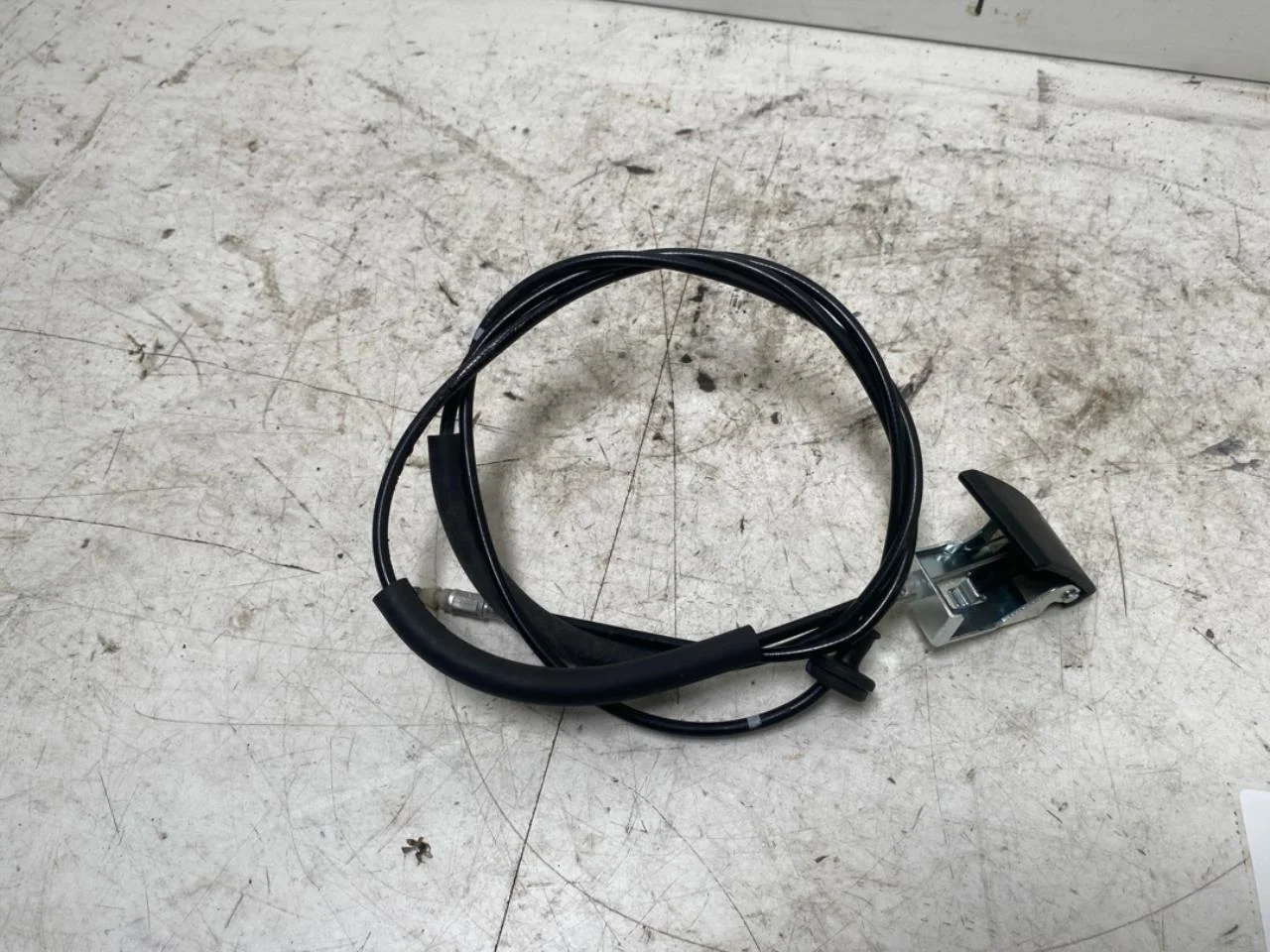 Maxus E-DELIVER9 2022- Hood latch view 3