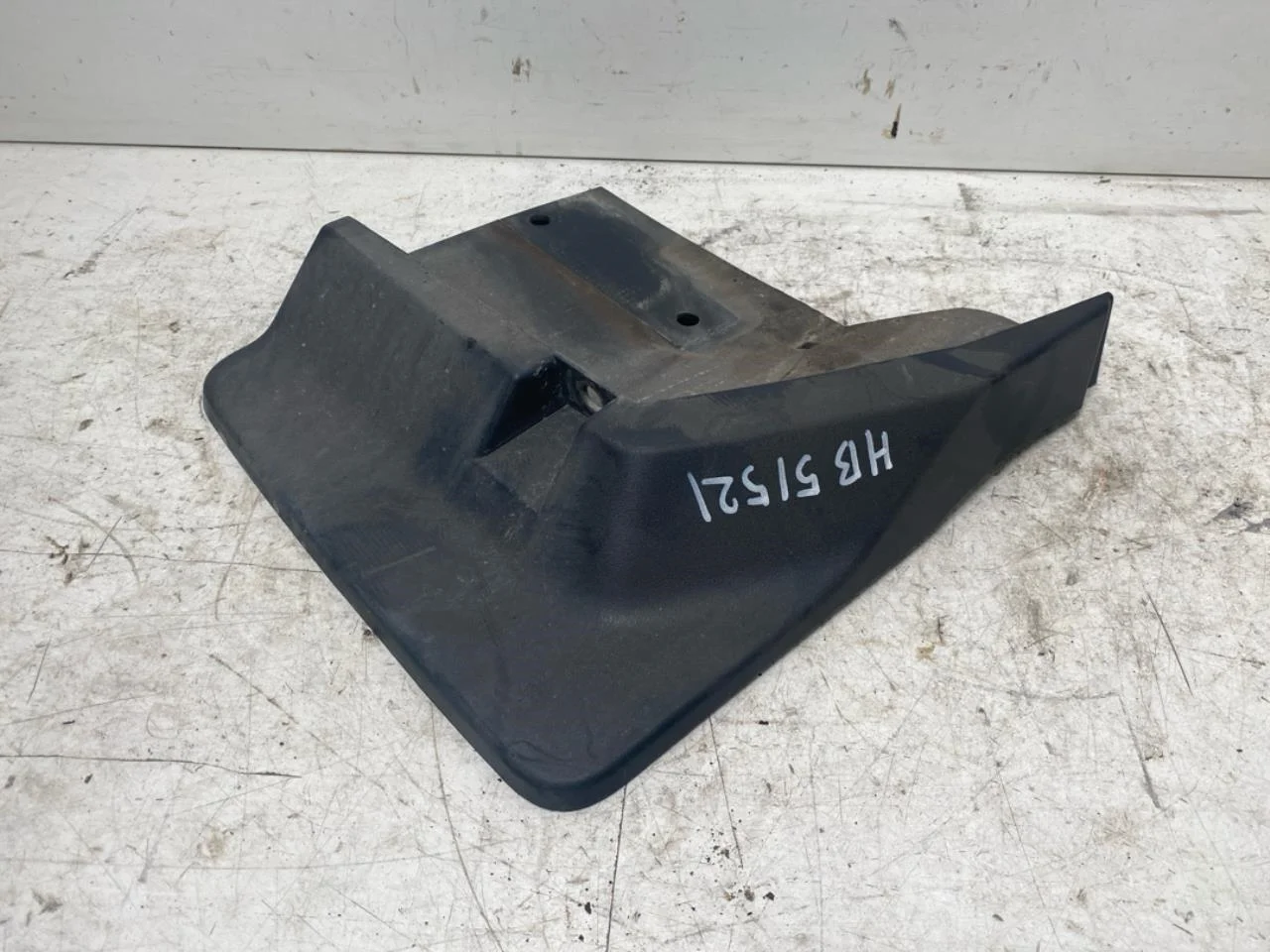 Maxus E-DELIVER9 2022- Mud flap view 2
