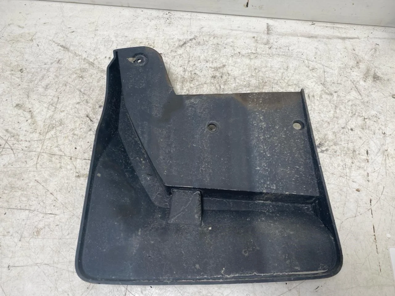 Maxus E-DELIVER9 2022- Mud flap view 3
