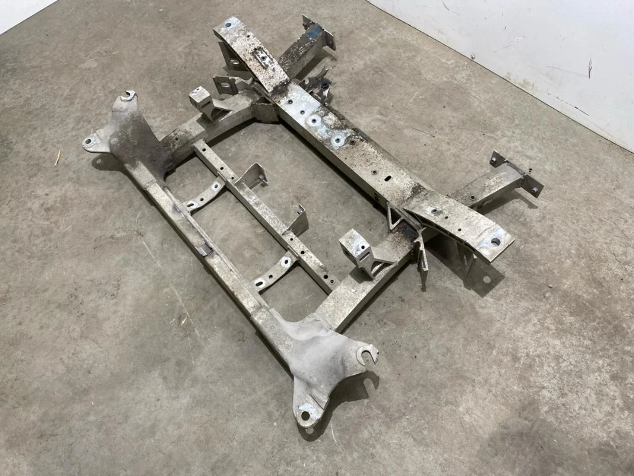 Tesla MODEL S 2013- Front subframe view 2