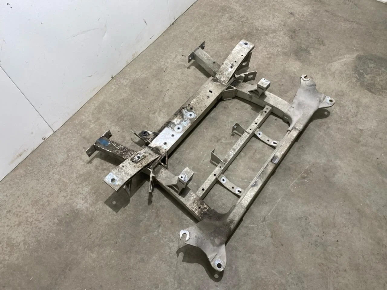 Tesla MODEL S 2013- Front subframe view 3