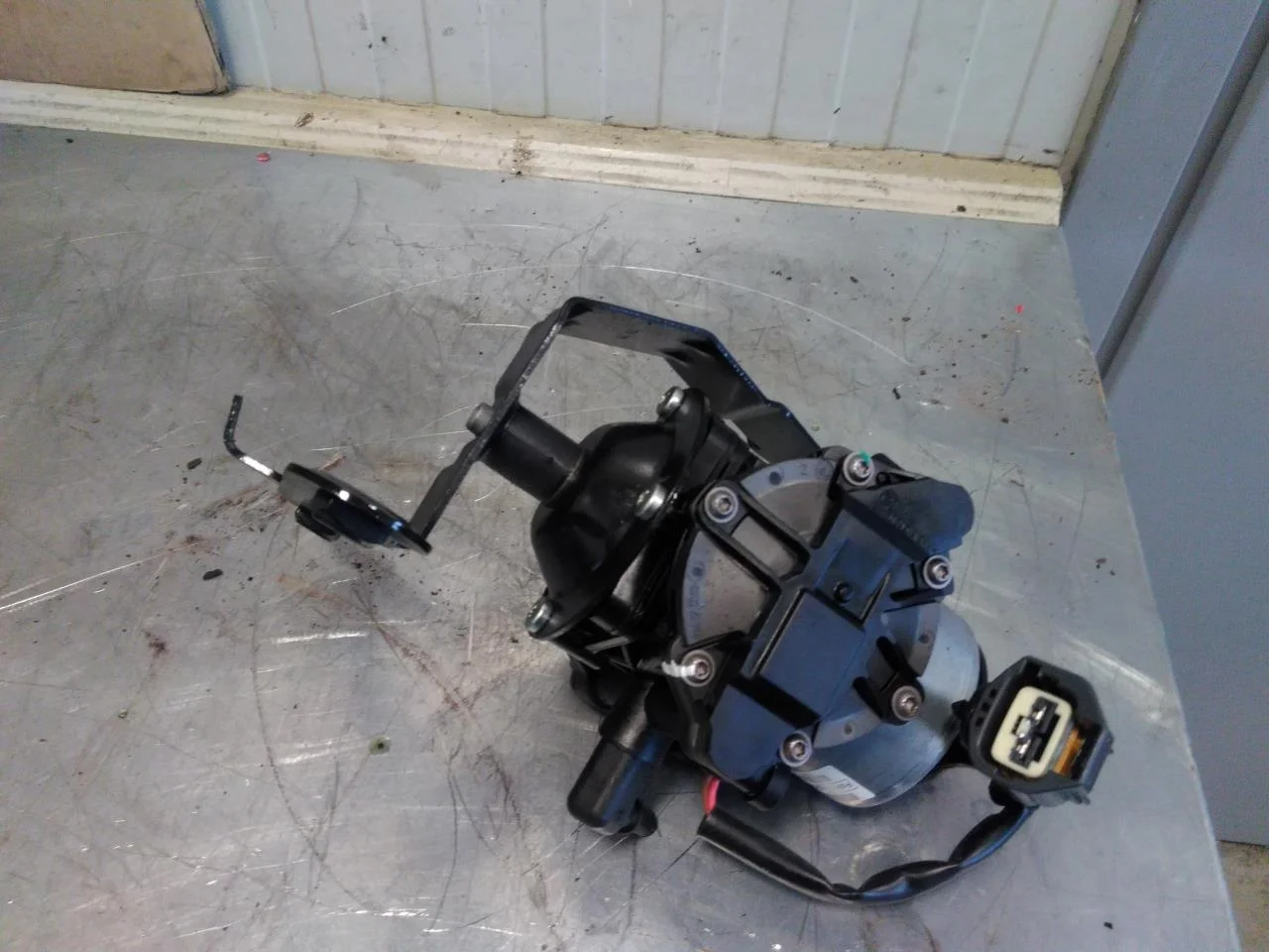 Ford E-TRANSIT 2022- Vacuum pump view 2