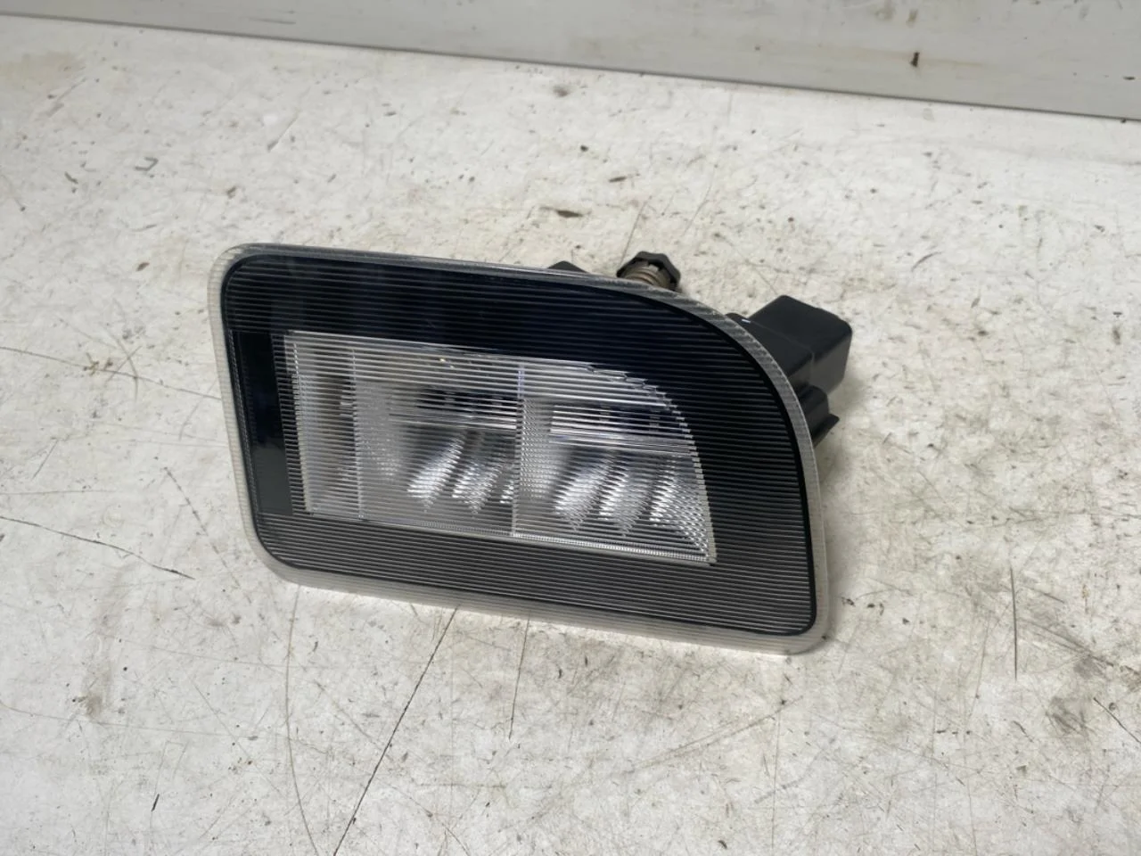 BMW IX 2022- Lampă spate, stânga, pe hayon (interioară)