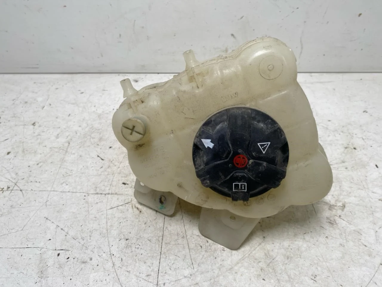 BMW IX 2022- Expansion tank view 2