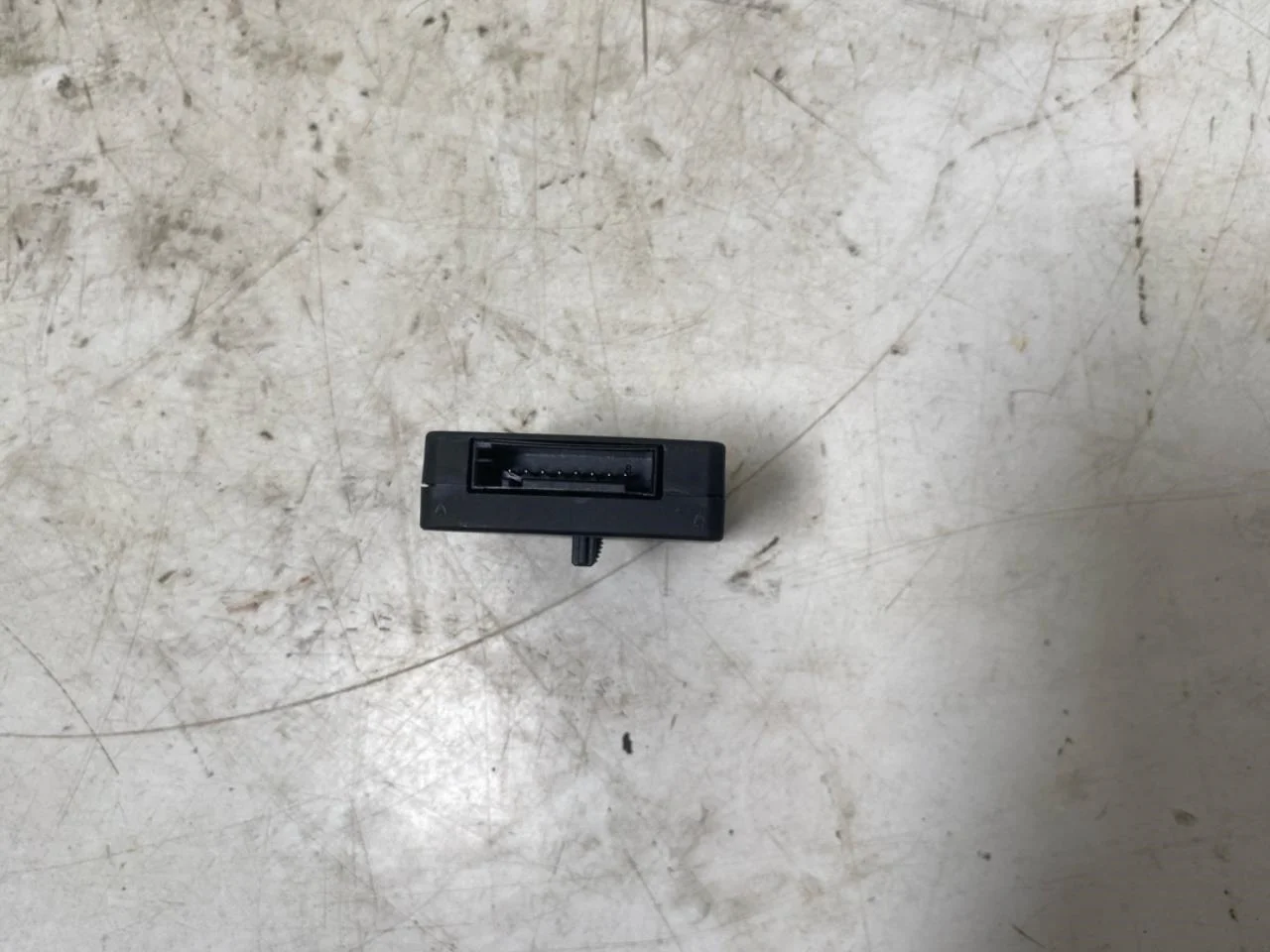 BMW IX 2022- Antenna amplifier view 3