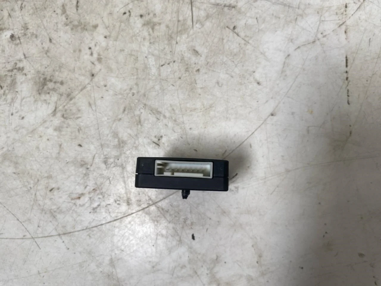 BMW IX 2022- Antenna amplifier view 4