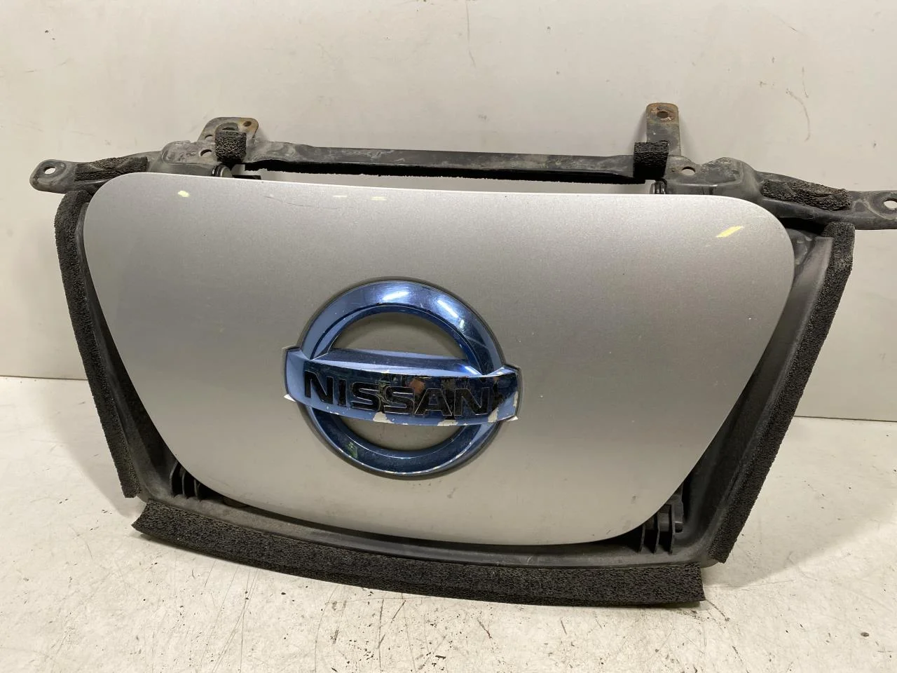 Nissan LEAF 2011-17 Charging port cover, electric / hybrid