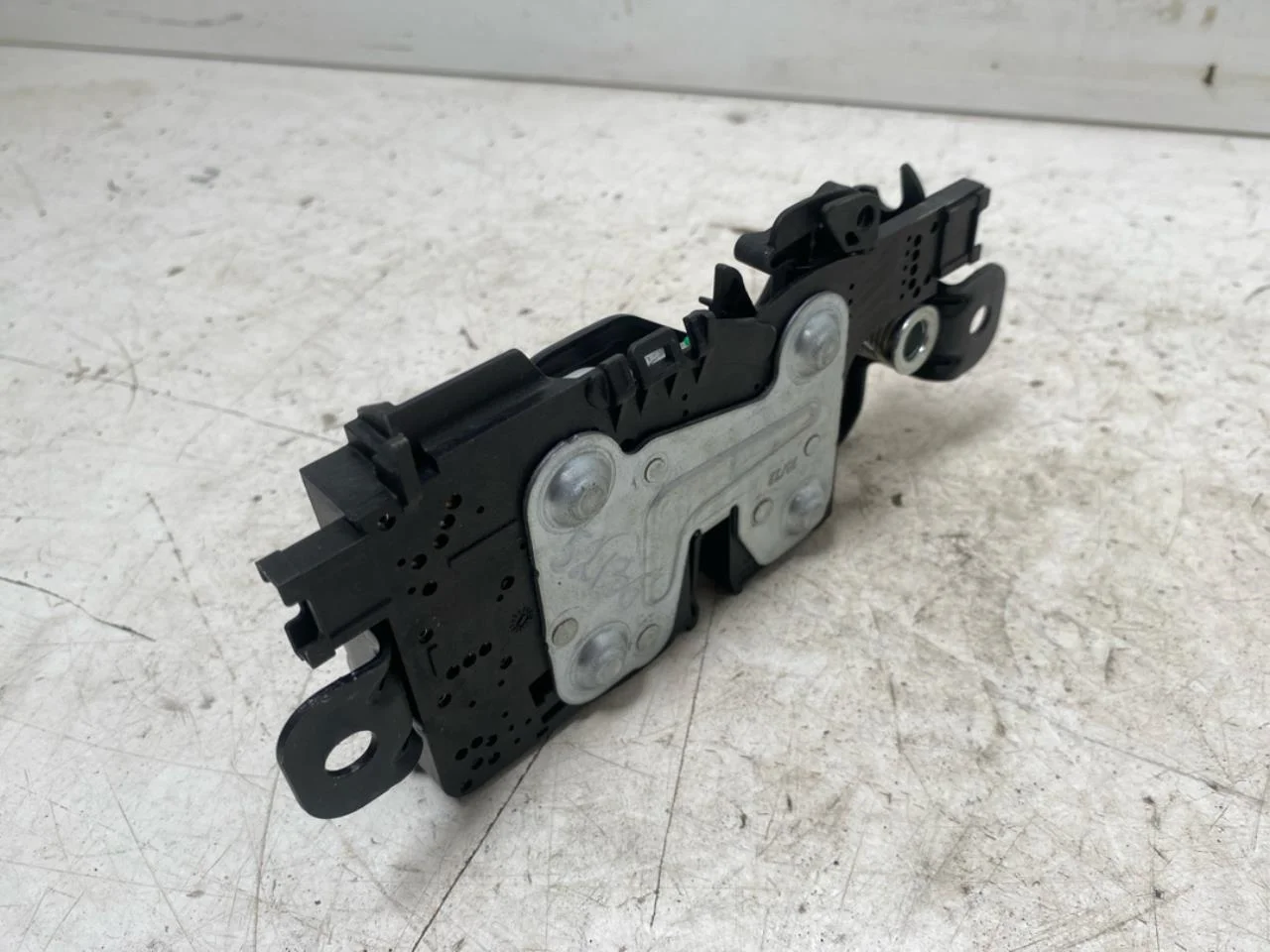 BMW IX 2022- Tailgate lock view 3