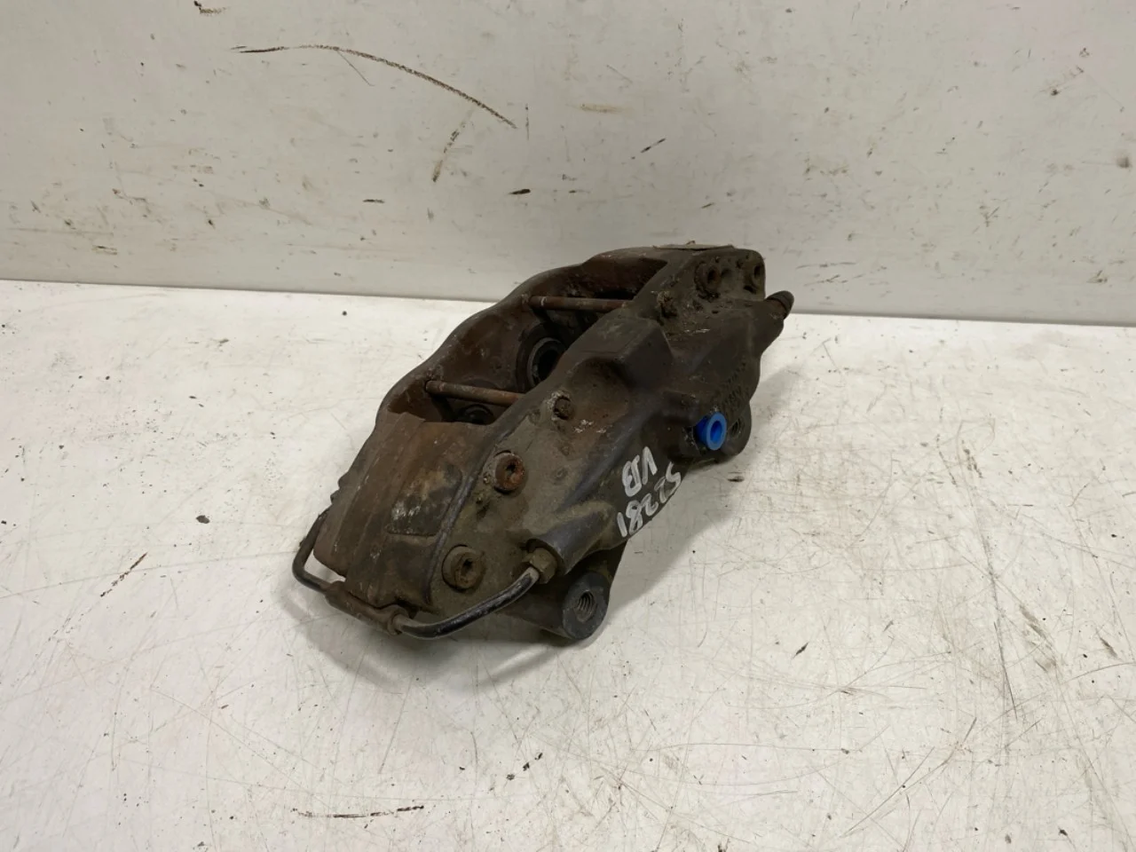 Tesla MODEL S 2013- Rear left brake caliper view 3