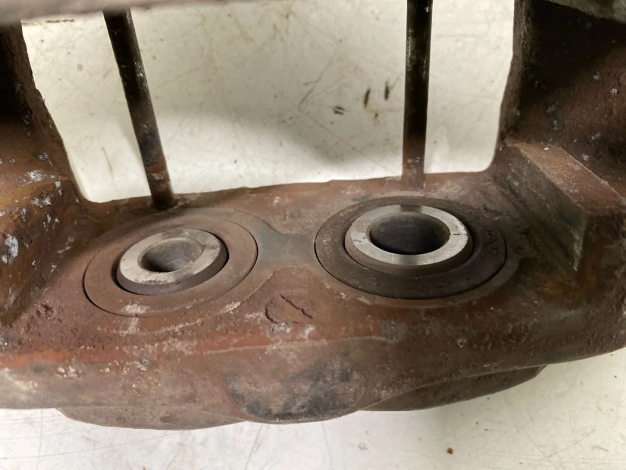 Tesla MODEL S 2013- Rear left brake caliper view 4