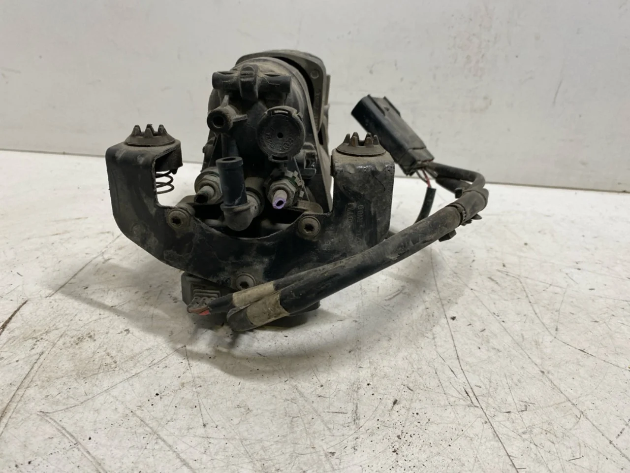 Tesla MODEL S 2013- Suspension compressor view 2