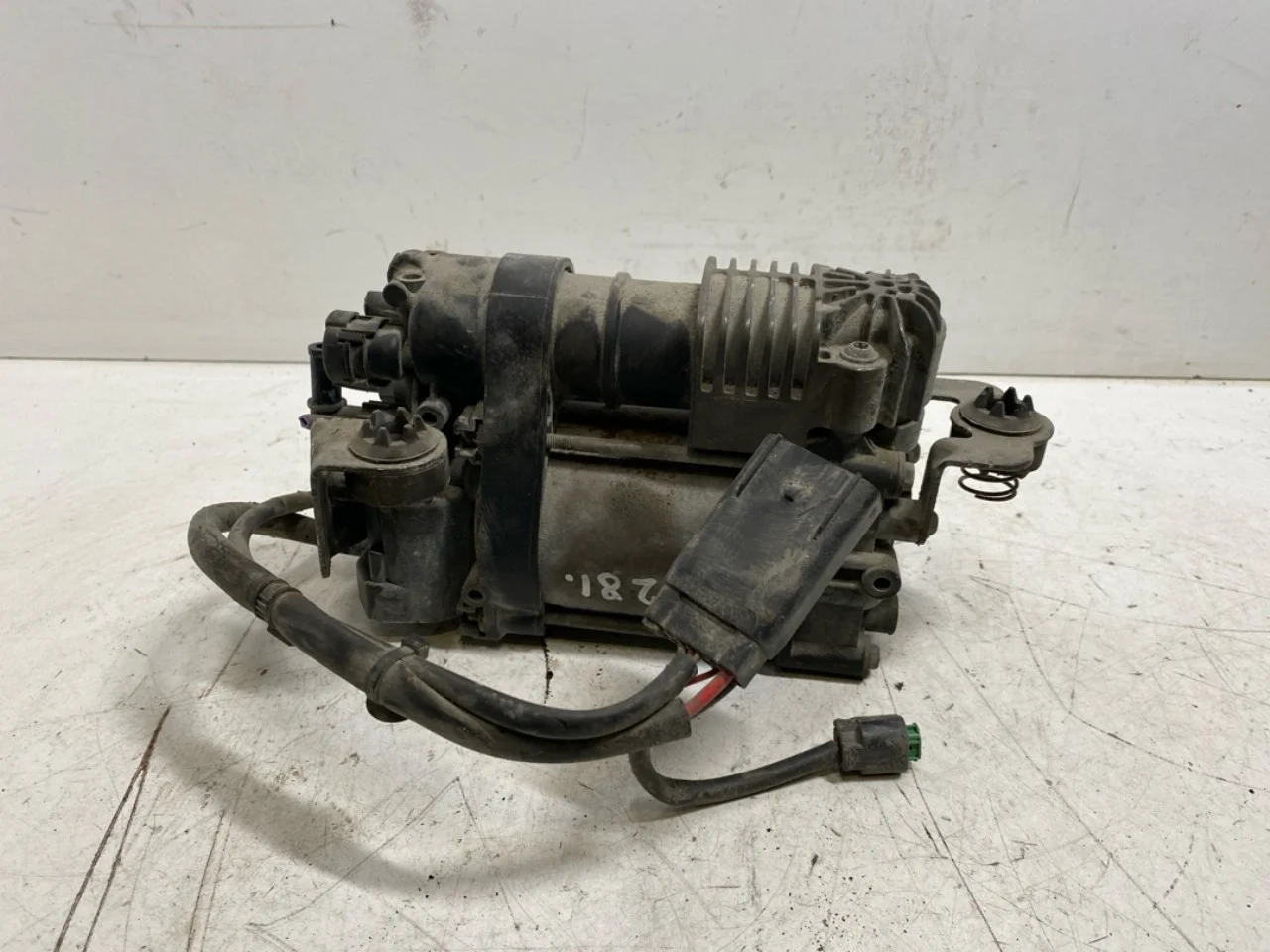 Tesla MODEL S 2013- Suspension compressor view 3